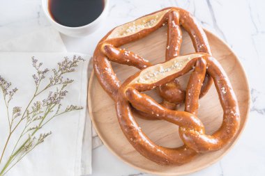 tuzlu kraker ekmek plaka üzerinde