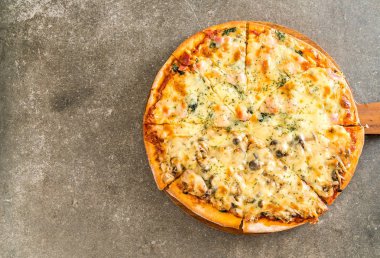  Ispanaklı ve mantarlı pizza