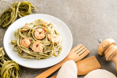 Karidesli ıspanak fettuccini makarna
