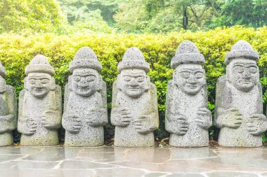 Dol hareubang, Cheonjiyeon Şelalesi'nde Bahçe park