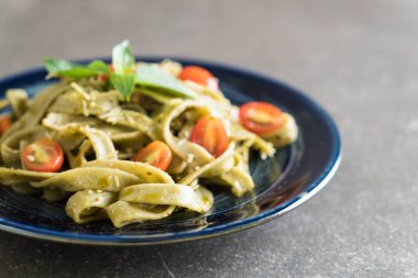 ıspanak fettuccine domates ile