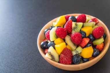 karışık taze meyve (çilek, ahududu, yaban mersini, kivi, mang