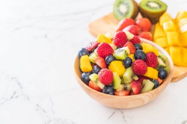 karışık taze meyve (çilek, ahududu, yaban mersini, kivi, mang