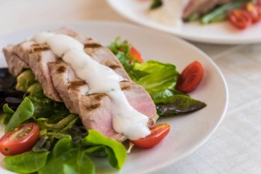 Tuna biftek salatası ile