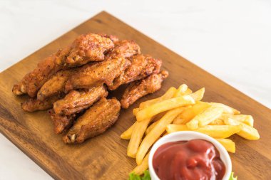 Kızarmış tavuk kanadı.