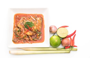 domates soslu baharatlı uskumru salatası