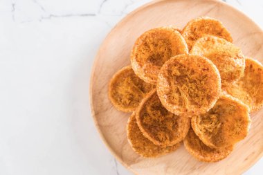 kurutulmuş rendelenmiş domuz etinin pirinç kraker