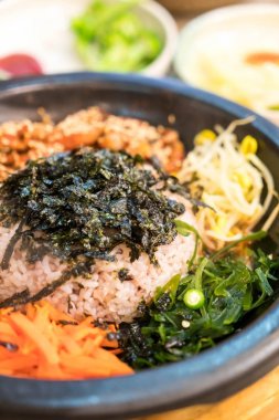 Kore geleneksel yemeği (Bibimbap)