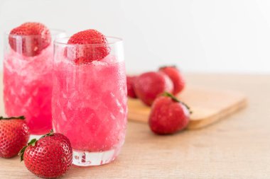 taze çilek smoothie 