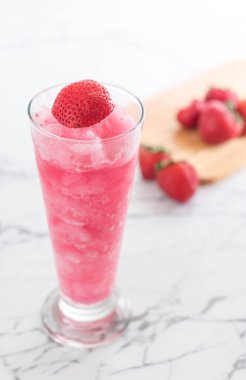 taze çilek smoothie 