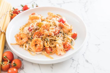 Spagetti karides, domates, fesleğen ve peynir ile 