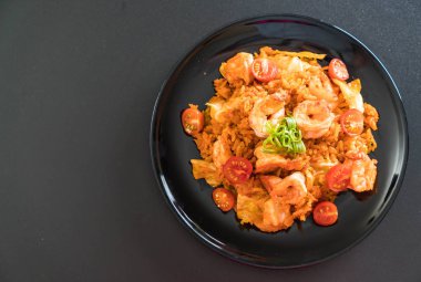 Kore baharatlı sos ve karides kızarmış pilav