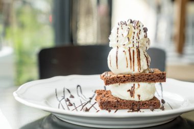 vanilyalı dondurma ile çikolatalı kek