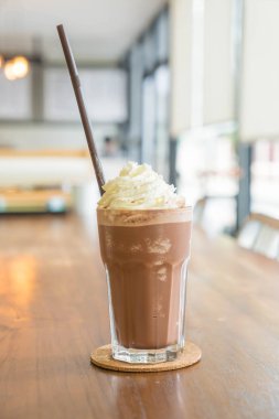 Kremalı çikolatalı milkshake.