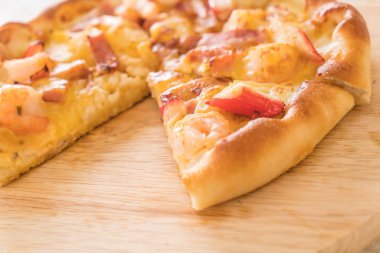 Ev yapımı hawaiian deniz ürünleri pizza