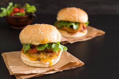 Ev yapımı taze lezzetli burger Close-Up 