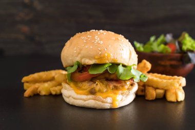 Ev yapımı taze lezzetli burger Close-Up 