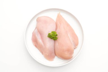 Taze çiğ tavuk filetosu.