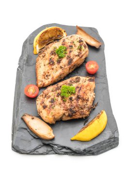 Kayrak plaka üzerinde ızgara tavuk fileto