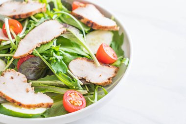 Karışık ızgara tavuk salatası