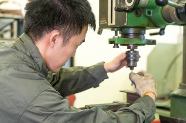 Elektrik mühendisi bir robot makine ile çalışma