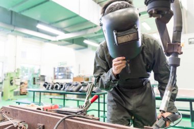 Elektrik mühendisi bir robot makine ile çalışma