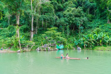 Vangvieng, Laos 13 Mayıs 2017: Turist Blue Lagoon tadını çıkarın