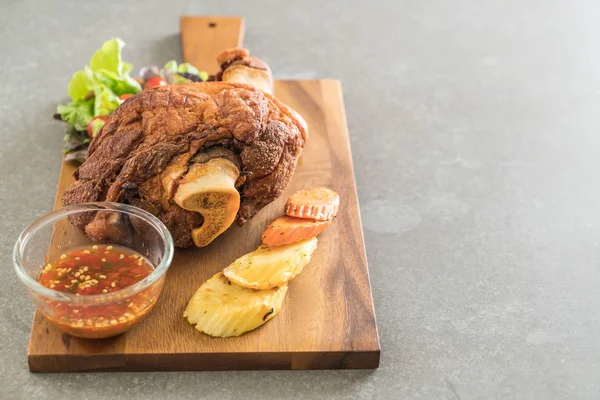 Gevrek domuz knuckle veya Alman domuz Hocks