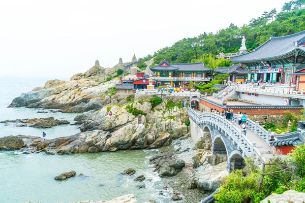 Busan, Güney Kore-Temmuz 11,2017: Turistik ziyaret Haedong Yonggung 