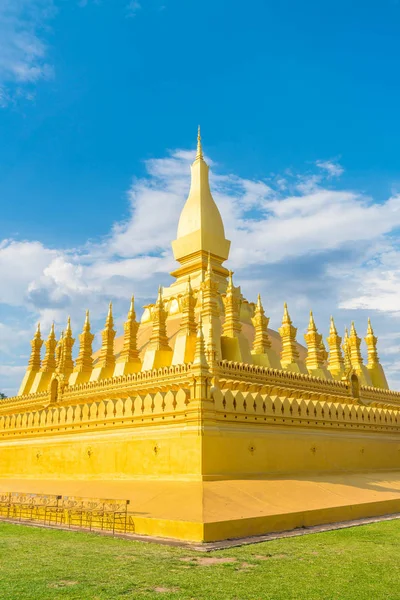 Hermosa arquitectura en Pha That Luang, Vientiane, Laos . — Foto de Stock