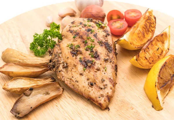 Ahşap tahta üzerinde sebzeli ızgara tavuk biftek 