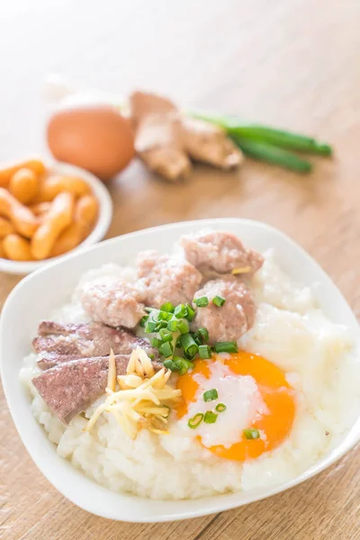 domuz eti ve yumurta ile pirinç lapası