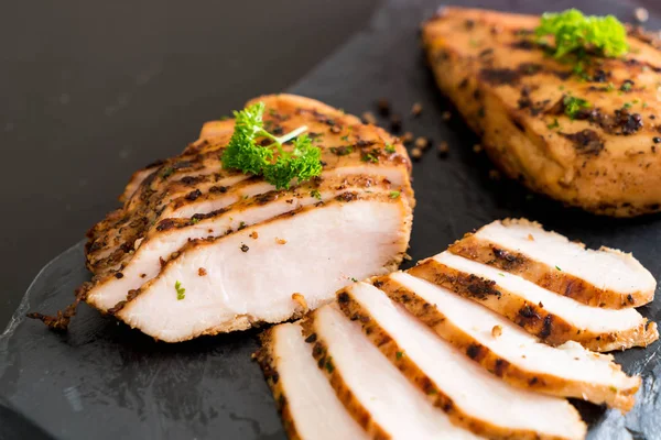 Izgara tavuk filetosu. 