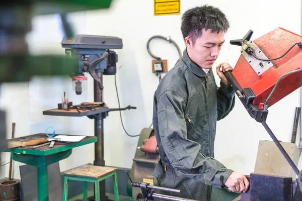 Elektrik mühendisi bir robot makine ile çalışma