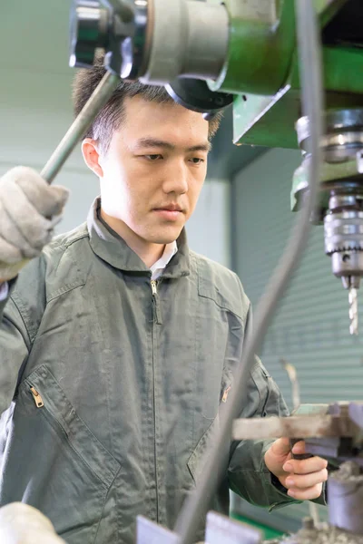 Elektrik mühendisi bir robot makine ile çalışma