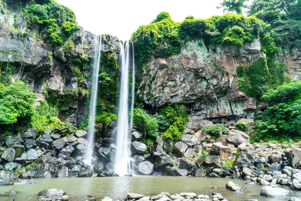 Cascade de Jeongbang sur l'île de jeju — Photo