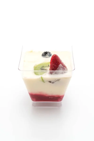 Panna cotta avec sauce aux fraises — Photo