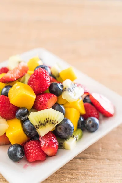 karışık taze meyve (çilek, ahududu, yaban mersini, kivi, mang