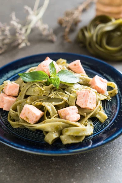 ıspanak fettuccine somon ile