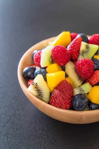 Smíšené čerstvé ovoce (jahody, maliny, borůvky, kiwi, mang — Stock fotografie