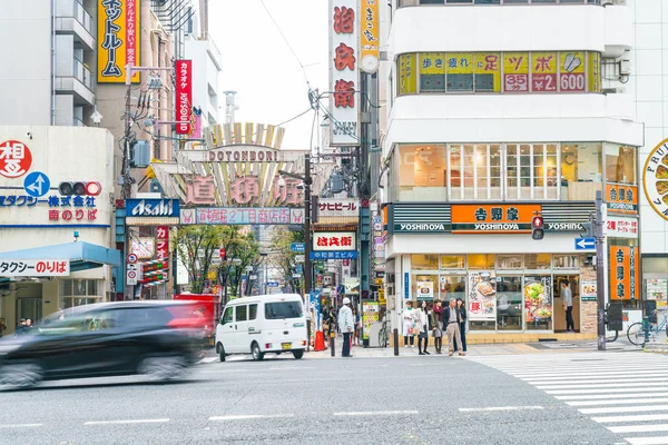 Osaka, Japonya - 19 Kasım 2016: Bir grup insan shopp için yürüyüş