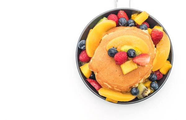 Pancake dengan buah campur (strawberry, blueberry, raspberry, m — Stok Foto