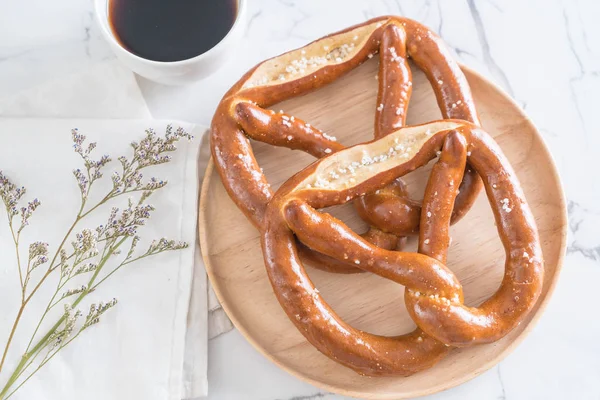 tuzlu kraker ekmek plaka üzerinde