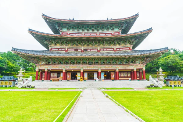 Temple Yakcheonsa à l'île de Jeju, Corée du Sud — Photo