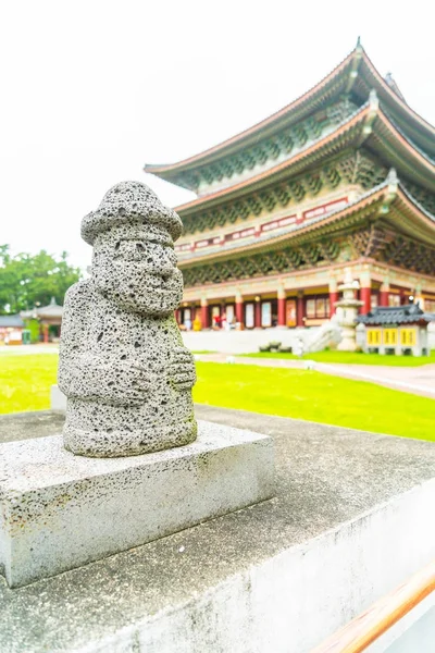 Dol Harubang au temple Yakcheonsa sur l'île de Jeju — Photo