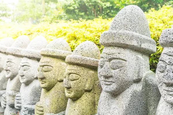 Dol hareubang, Cheonjiyeon Şelalesi'nde Bahçe park