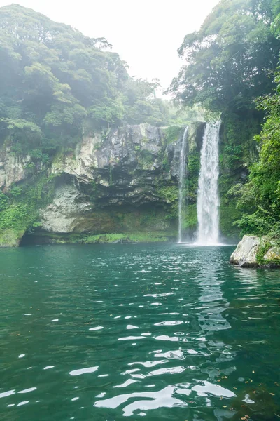 Jeju adasında Cheonjiyeon şelaleler