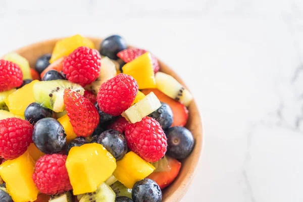 karışık taze meyve (çilek, ahududu, yaban mersini, kivi, mang