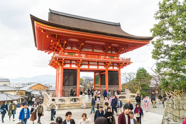 KYOTO, JAPÓN - 24 de noviembre de 2016: Turismo en el Templo Kiyomizu-dera en — Foto de Stock
