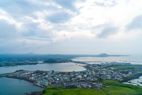 Jeju şehir manzarası görünümünden Seongsan Ilchulbong, Jeju Adası.